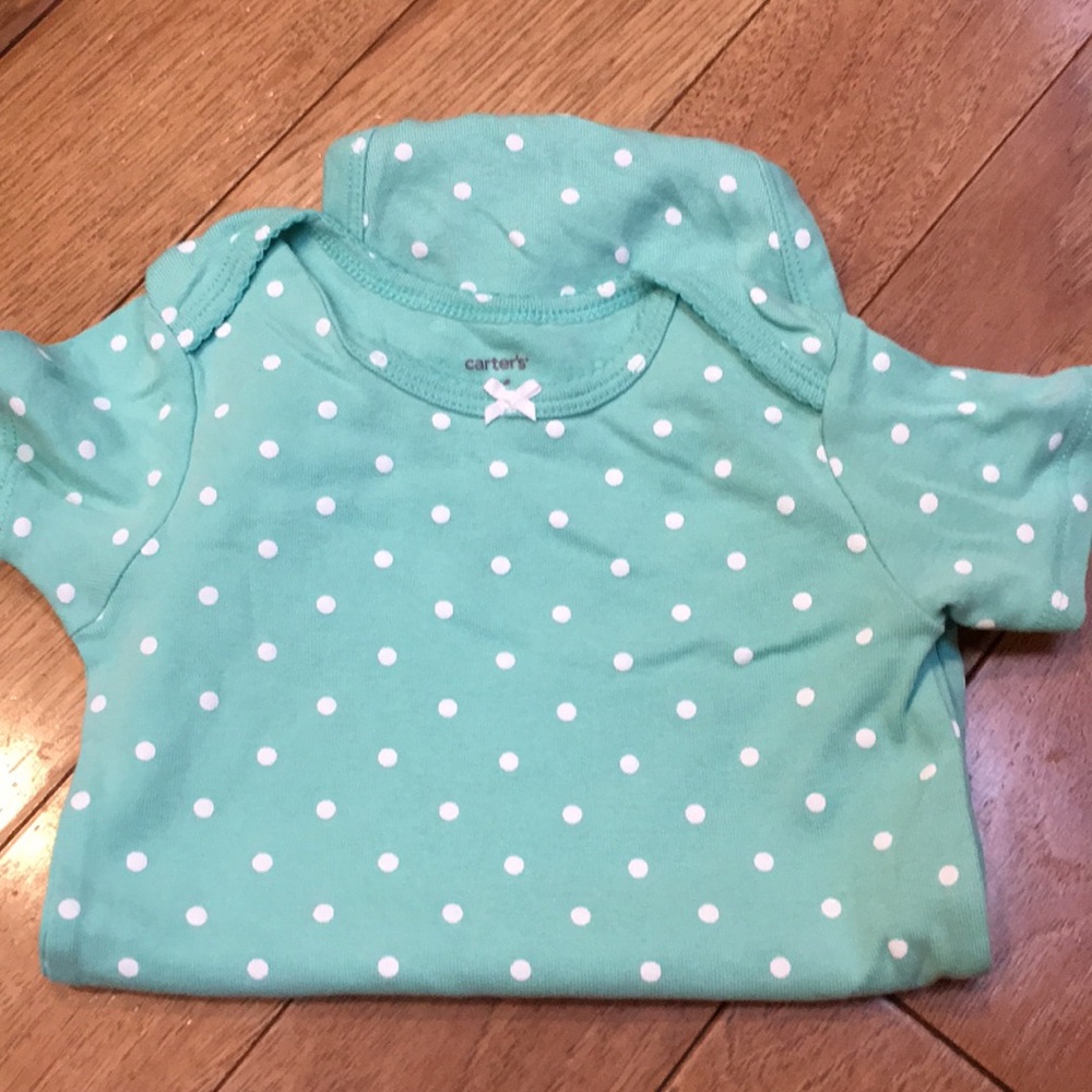 6 Carters onesies - Picture 5 of 7